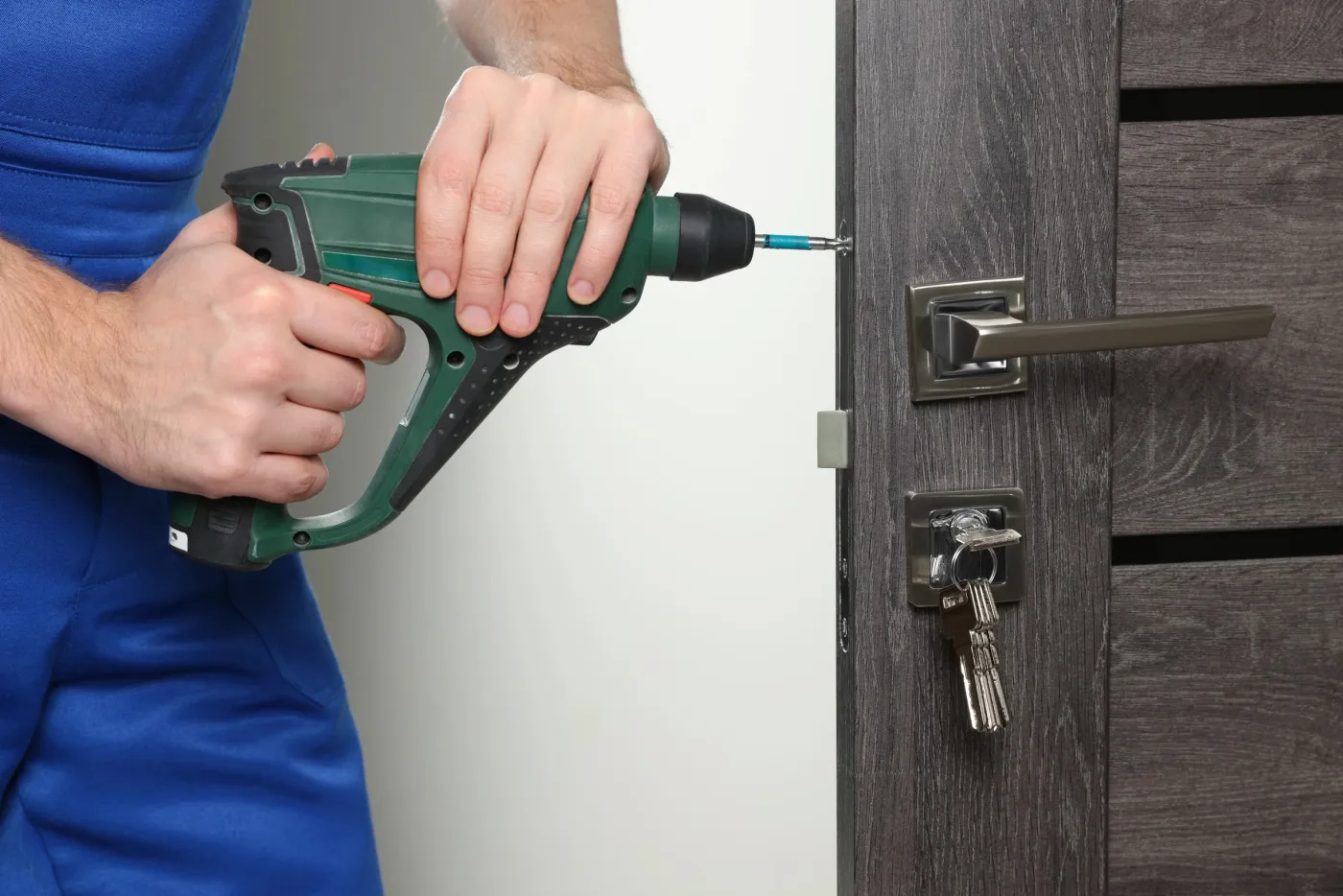 Réglage d'une serrure de porte d'entrée par l'équipe Service 93